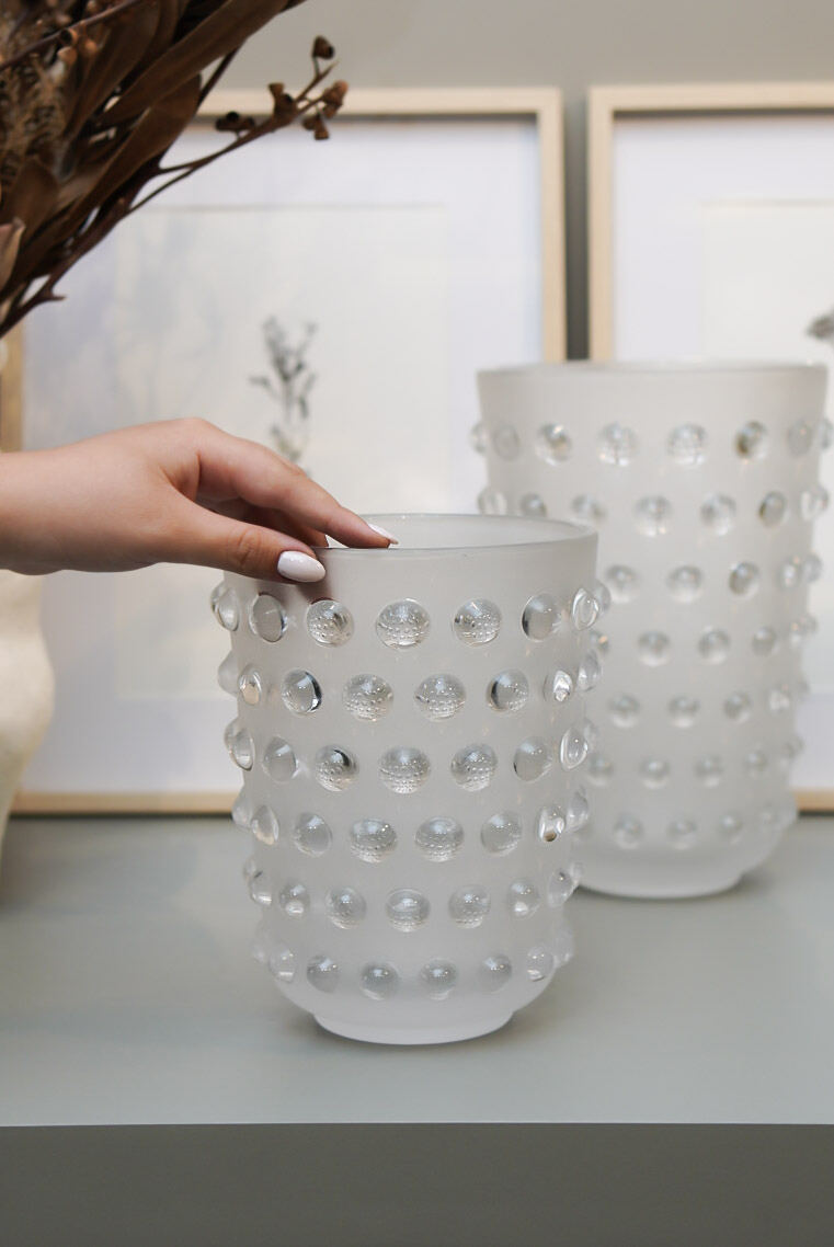 Arranjo de flores secas em vasos de cerâmica branca